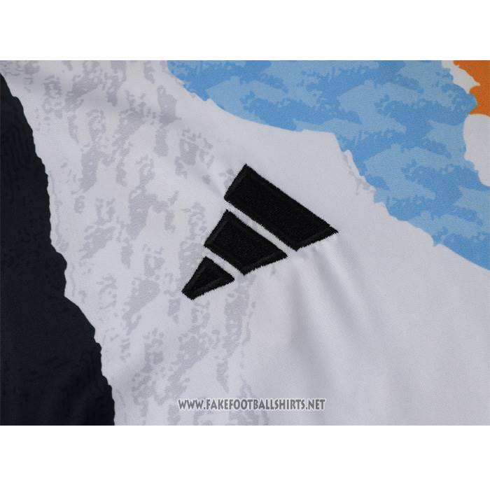 Tracksuit
 Real Madrid Short Sleeve
 2024-2025 White
 and 
Yellow
 - Shorts
